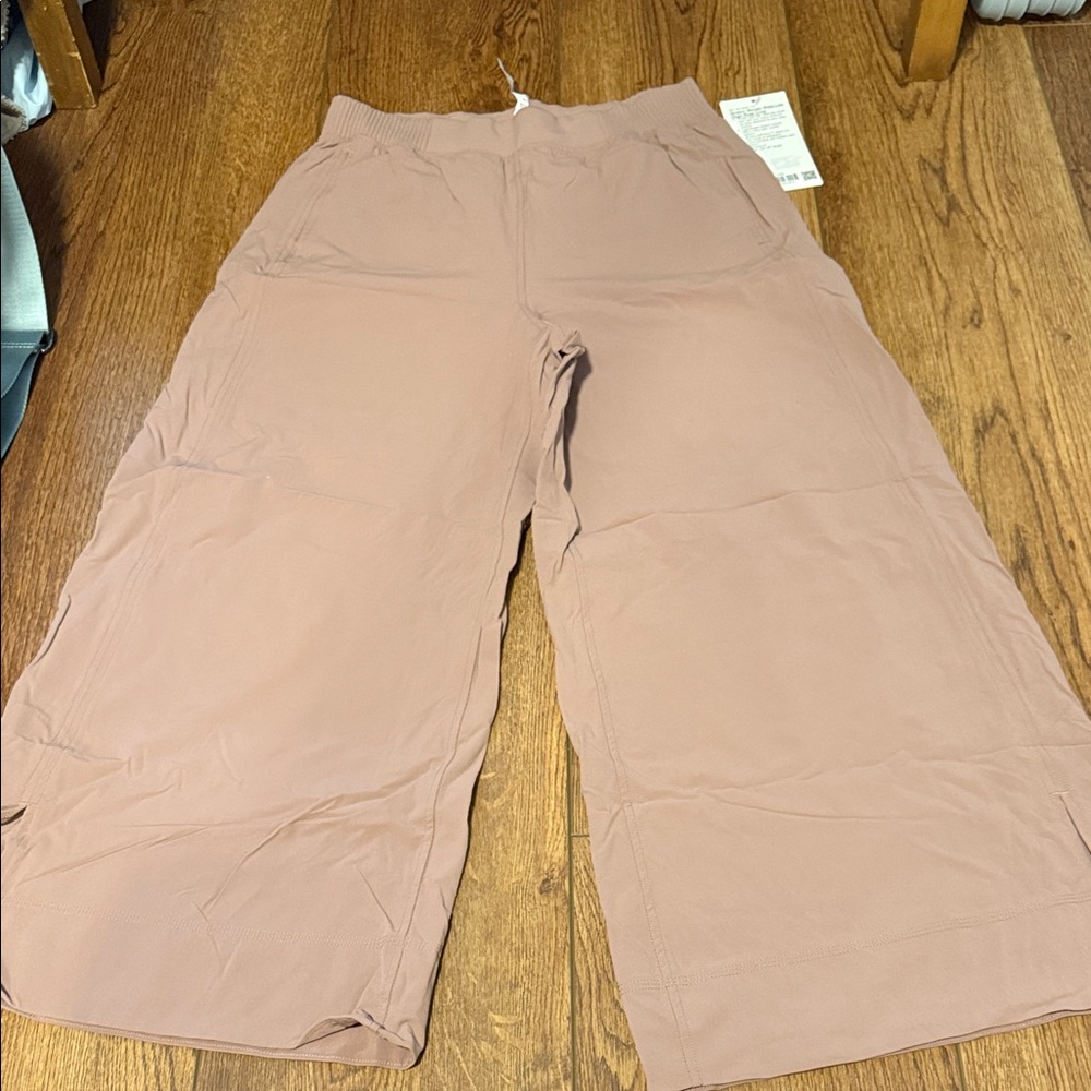 Lululemon size M NWT Stretch Woven Wide-Leg High-Rise Crop Pants